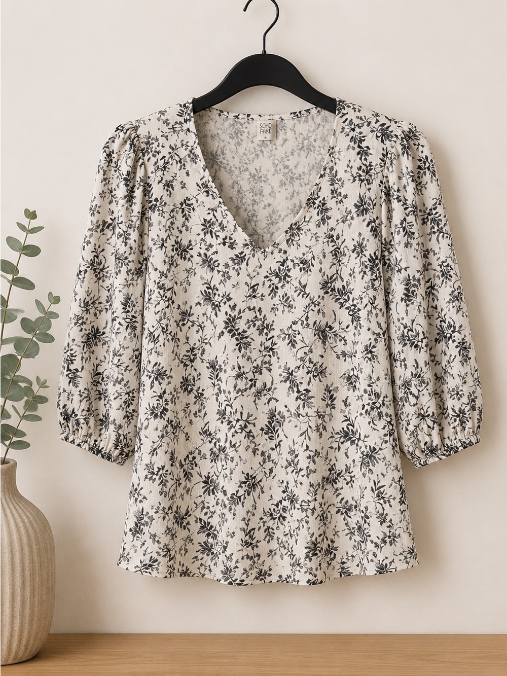 Women's Good Hart Cream Floral V-Neck Puff Sleeve Top - Small - EUC